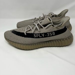 Yeezy boost 350 V2 beige ( brand new in box / never been worn )